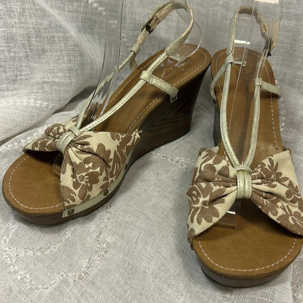 Self Esteem almost NEW wedge bow sandals